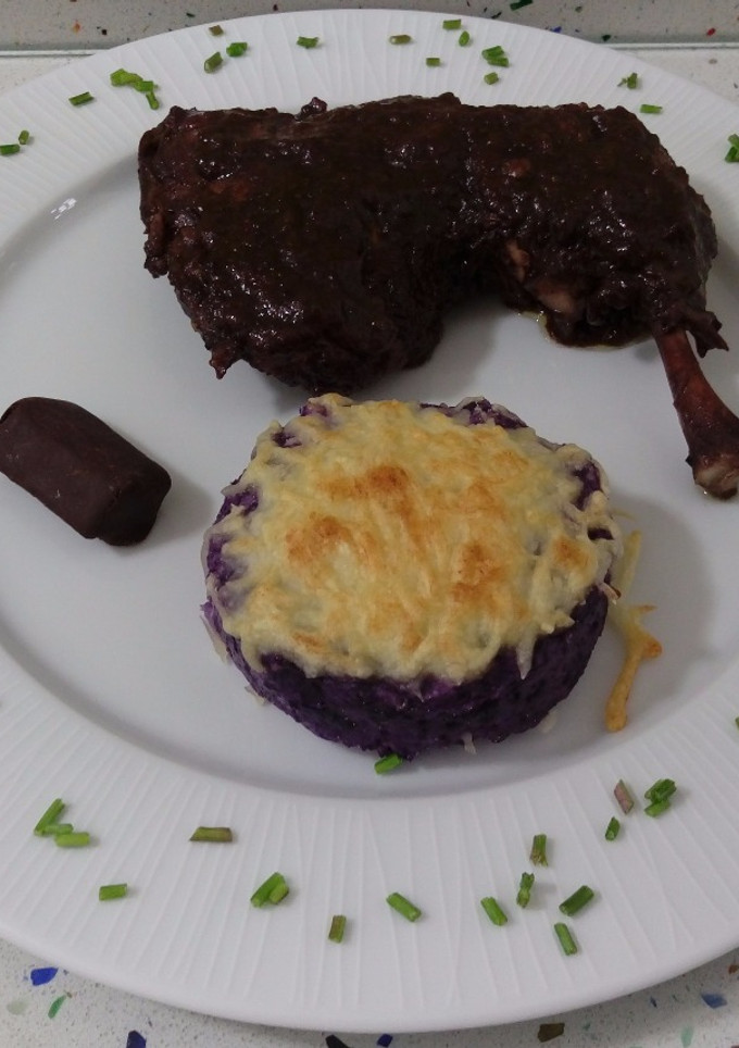 Una foto de Pato al burdeos y chocolate con tartaletas de patatas violetas
