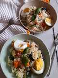 Insalata di riso con aggiunta di verdure e uova sode