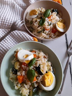 Foto di Insalata di riso con aggiunta di verdure e uova sode