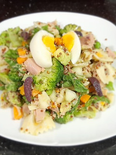 Una foto de Ensalada de Atún con fideos y quinua roja