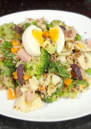 Una foto de Ensalada de Atún con fideos y quinua roja