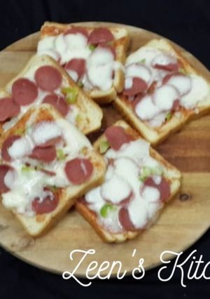 A picture of Pepperoni Bread Pizza.