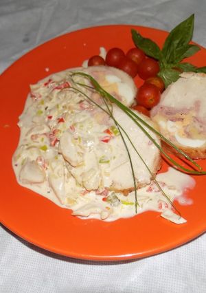 Una foto de Pollo arrollado con crema de puerros y champignones