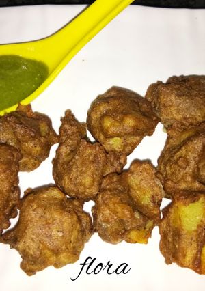 A picture of Kuttu pakoda With green chutney.