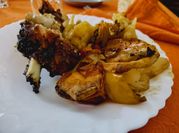 Una foto de cabrito al horno