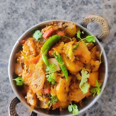 A picture of पत्तागोभी,आलू,गाजर की सूखी सब्जी.