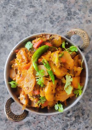 A picture of पत्तागोभी,आलू,गाजर की सूखी सब्जी.