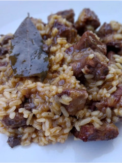 Una foto de Arroz meloso de costillas y moixernons al vino tinto