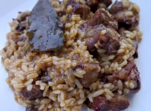 Una foto de Arroz meloso de costillas y moixernons al vino tinto