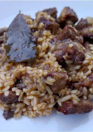 Una foto de Arroz meloso de costillas y moixernons al vino tinto