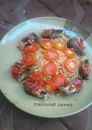 A picture of Spagetti and peppered fish.