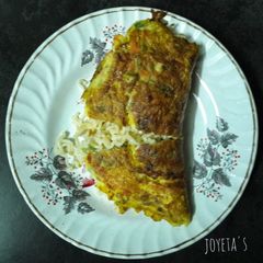 A picture of Noodles stuffed omelette.