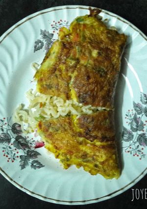 A picture of Noodles stuffed omelette.