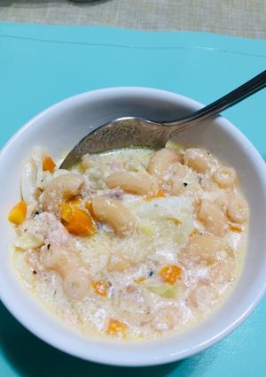 A picture of Macaroni soup. Filipino style 💕.