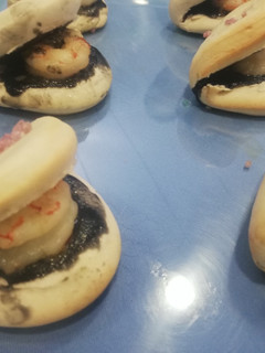 Una foto de Pan bao con ali oli negro y gamba al ajillo