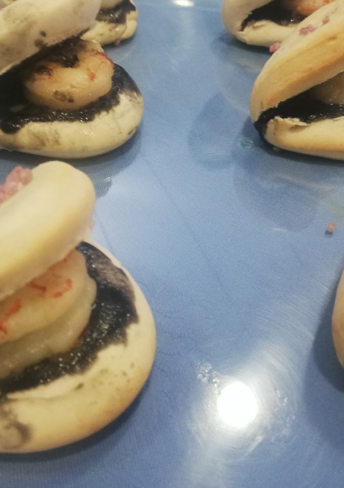 Una foto de Pan bao con ali oli negro y gamba al ajillo
