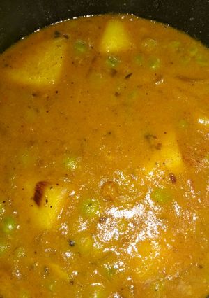 A picture of Aaloo matar.