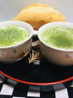 Una foto de Desayuno con Maca avena y matcha!