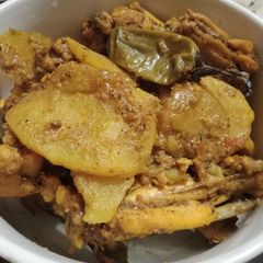 A picture of Steam chicken with cream round potatoes.