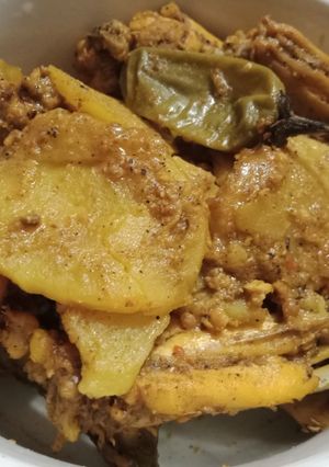 A picture of Steam chicken with cream round potatoes.