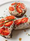 Cogumelos recheados com creme de ricotta e tomate