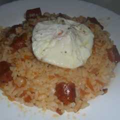 Una foto de Salteado de arroz con chistorra y huevo poche