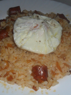 Una foto de Salteado de arroz con chistorra y huevo poche