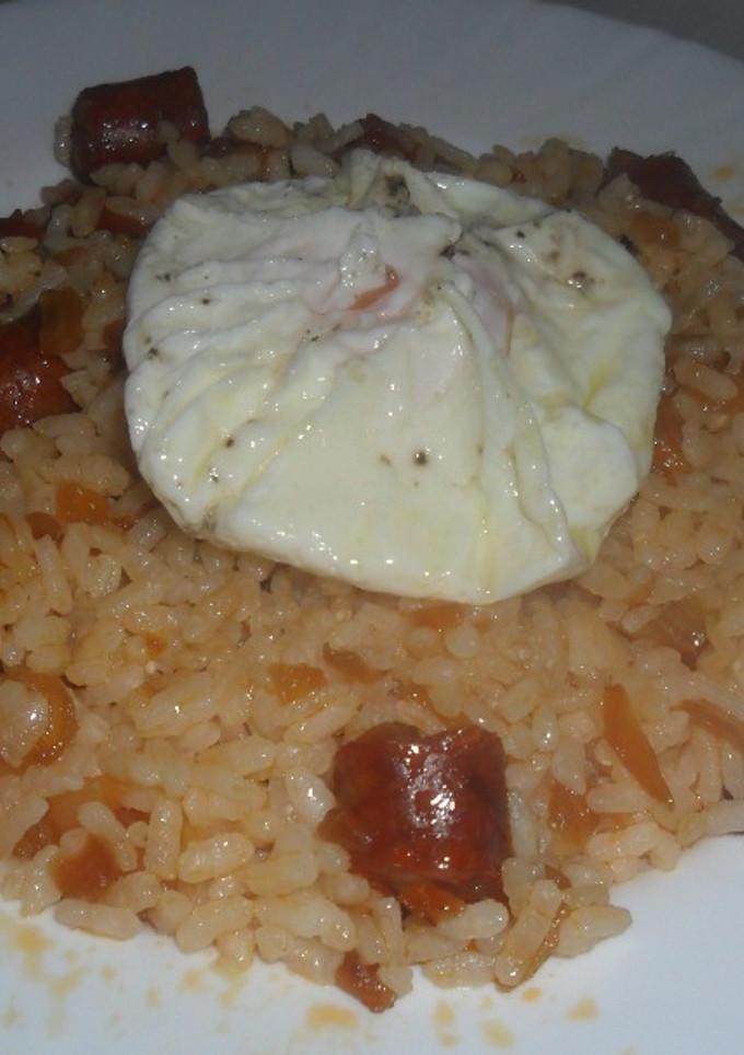Una foto de Salteado de arroz con chistorra y huevo poche