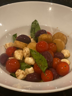 Una foto de Ensalada de tomate con mozzarella
