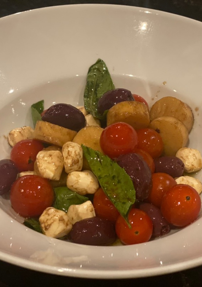 Una foto de Ensalada de tomate con mozzarella