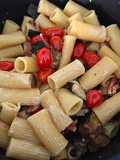 Rigatoni Con Calabacín y Cherries a la Mantequilla, Panceta y Salsa de Vino Blanco
