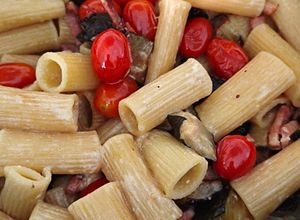 Una foto de Rigatoni Con Calabacín y Cherries a la Mantequilla, Panceta y Salsa de Vino Blanco