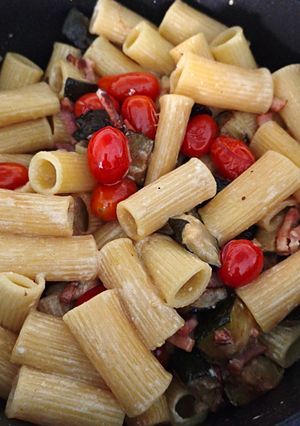 Foto principal de Rigatoni Con Calabacín y Cherries a la Mantequilla, Panceta y Salsa de Vino Blanco