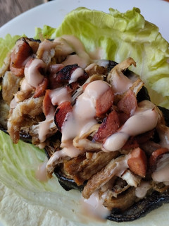 Una foto de Wrap de berenjena🍆, salchicha🍖y carne de cerdo🥓en salsa de miel y ajo🌯🌮🧄
