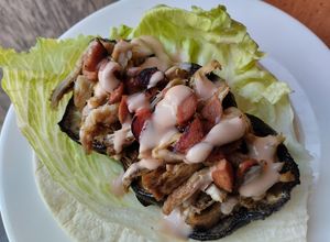 Una foto de Wrap de berenjena🍆, salchicha🍖y carne de cerdo🥓en salsa de miel y ajo🌯🌮🧄