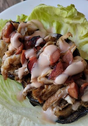 Una foto de Wrap de berenjena🍆, salchicha🍖y carne de cerdo🥓en salsa de miel y ajo🌯🌮🧄