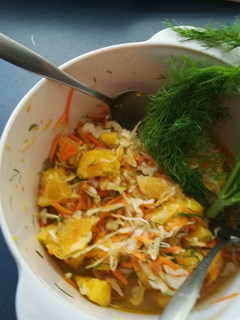 Una foto de Ensalada de col, zanahoria, piña, naranja y eneldo
