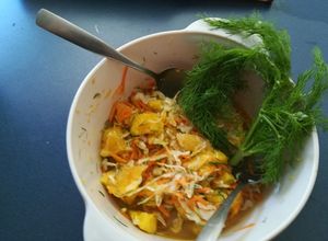 Una foto de Ensalada de col, zanahoria, piña, naranja y eneldo