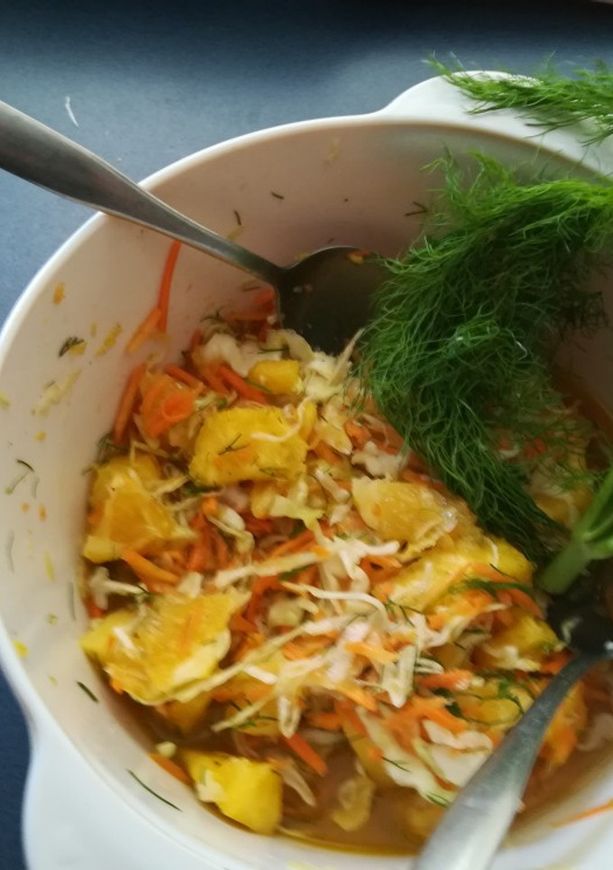 Una foto de Ensalada de col, zanahoria, piña, naranja y eneldo