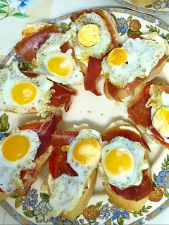 Una foto de Montaditos de huevos de codorniz