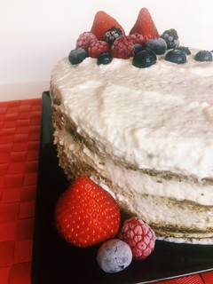 Foto principal de Tarta de cumpleaños de coco y frutos rojos fit