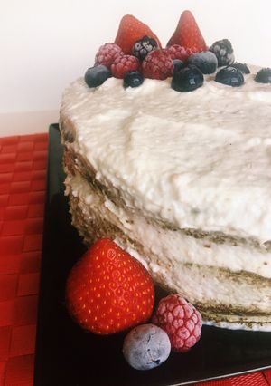 Foto principal de Tarta de cumpleaños de coco y frutos rojos fit