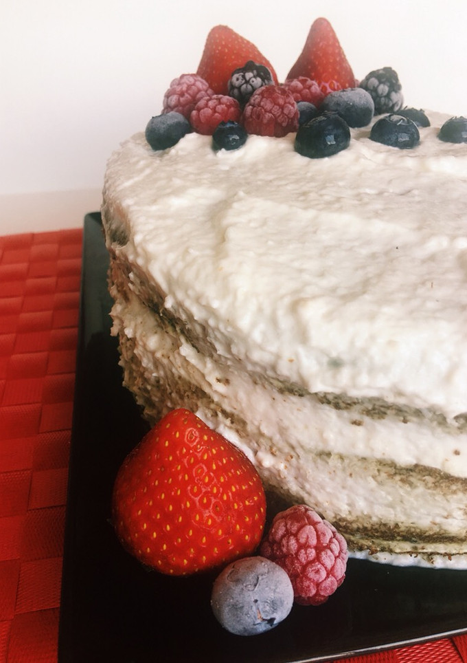 Una foto de Tarta de cumpleaños de coco y frutos rojos fit