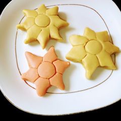 A picture of Sun flower cookies.