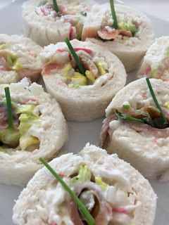 Una foto de Canapés fáciles de ensalada de marisco