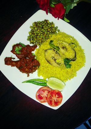 ইলিশ খিচুড়ি।সাথে আচারি চিকেন (illish khichuri recipe in Bengali) রেসিপির প্রধান ছবি