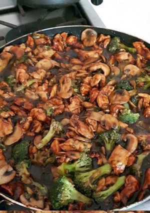 Una foto de Pollo con brócoli y champiñones