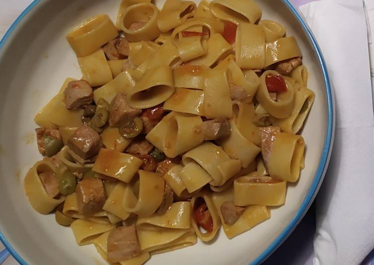 Calamarata tonno pomodorini olive e capperi