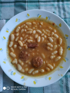 Una foto de Habichuelas blancas con jamón y chorizo