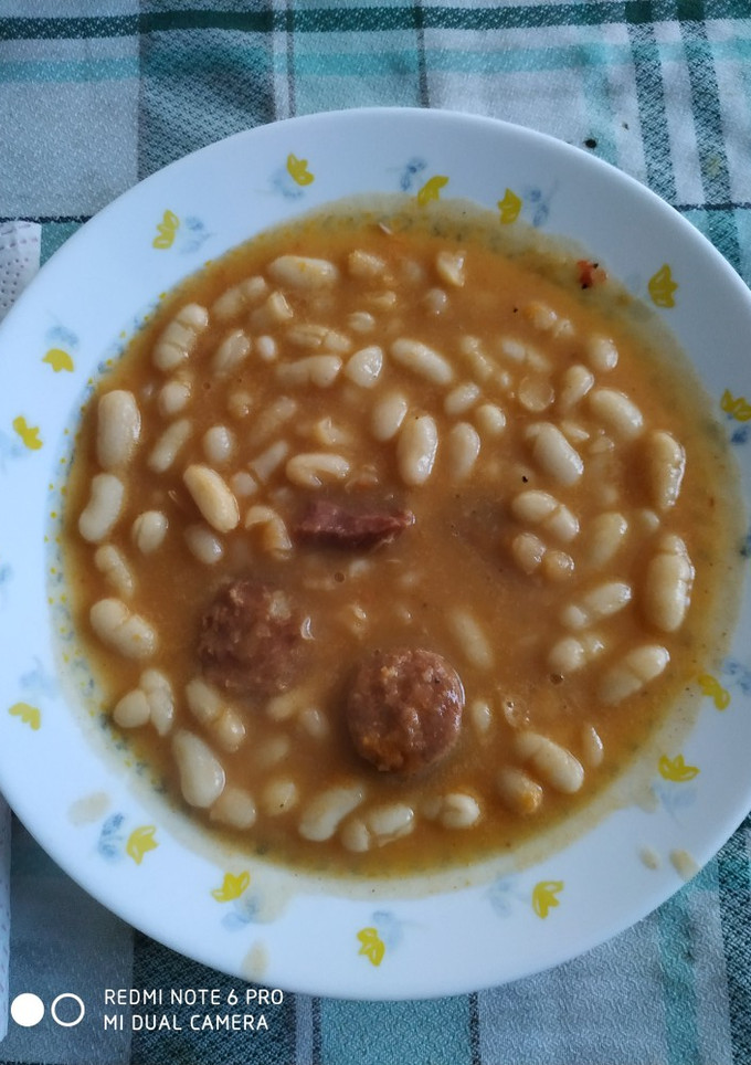 Una foto de Habichuelas blancas con jamón y chorizo